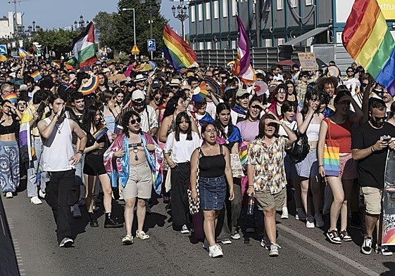 Decenas de personas participaron en la manifestación reivindicativa celebrada por las calles de Santander.