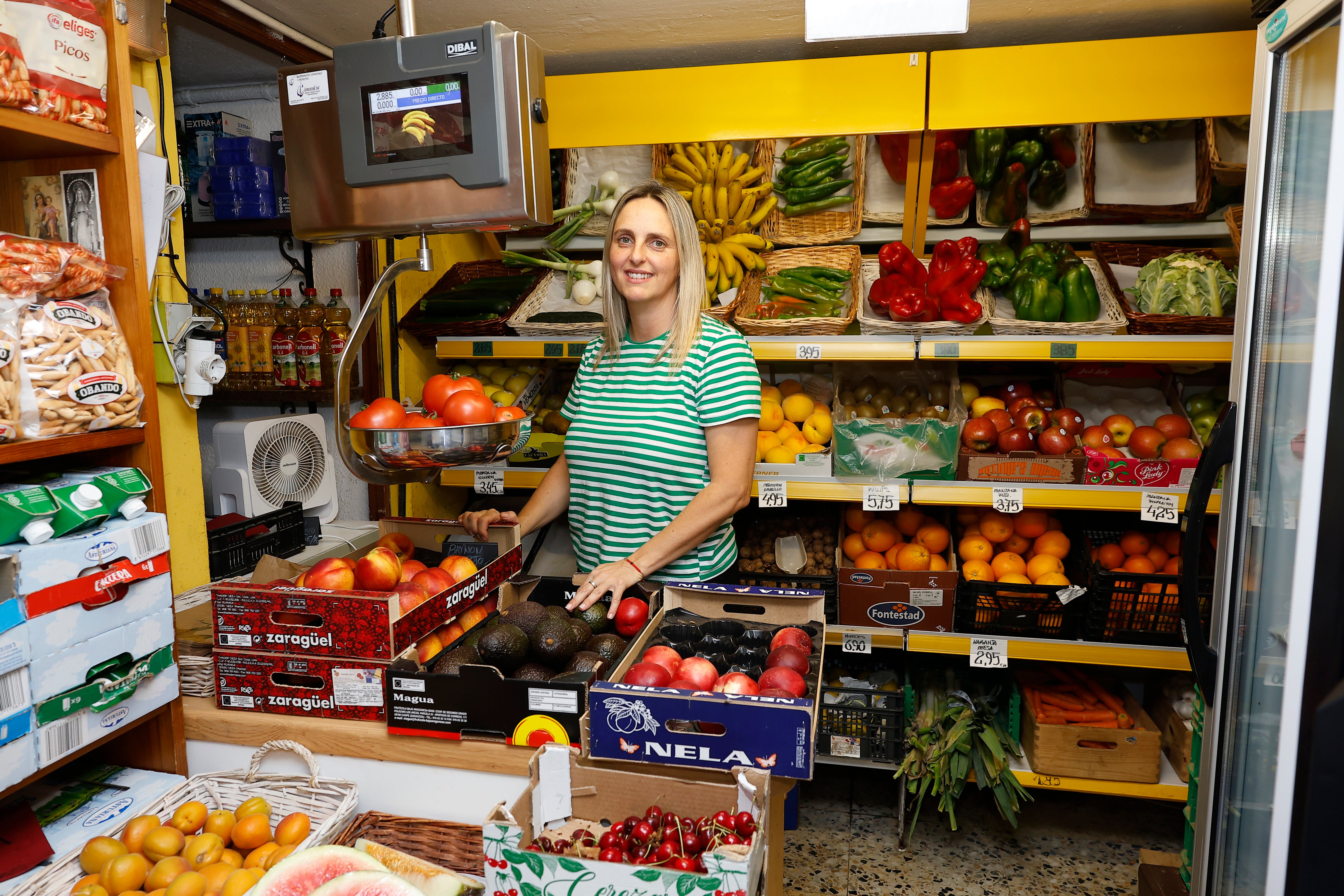 Patricia Pedrajo, en su establecimiento con gran variedad de frutas y verduras.