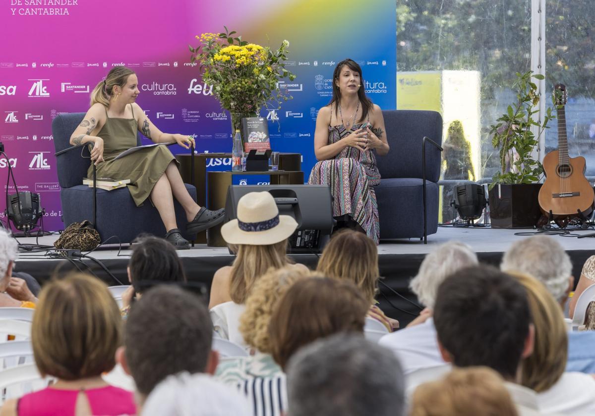 Aixa de la Cruz conversó ayer de su último libro, 'Todo empieza con la sangre', con Aurora Díaz Obregón.