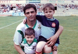 Pérez Durán, con sus hijos Daniel (derecha) y Carlos.