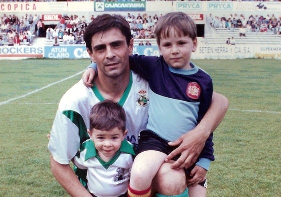 Pérez Durán, con sus hijos Daniel (derecha) y Carlos.