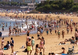 La segunda playa de El Sardinero llena de bañistas este domingo.