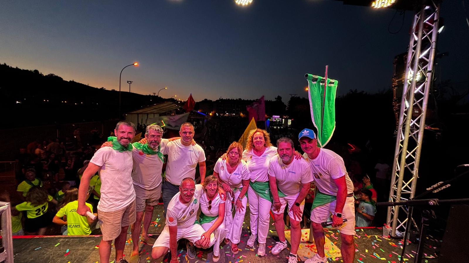 Foto de familia de peñistas y miembros del comité de fiestas y Junta Vecinal.
