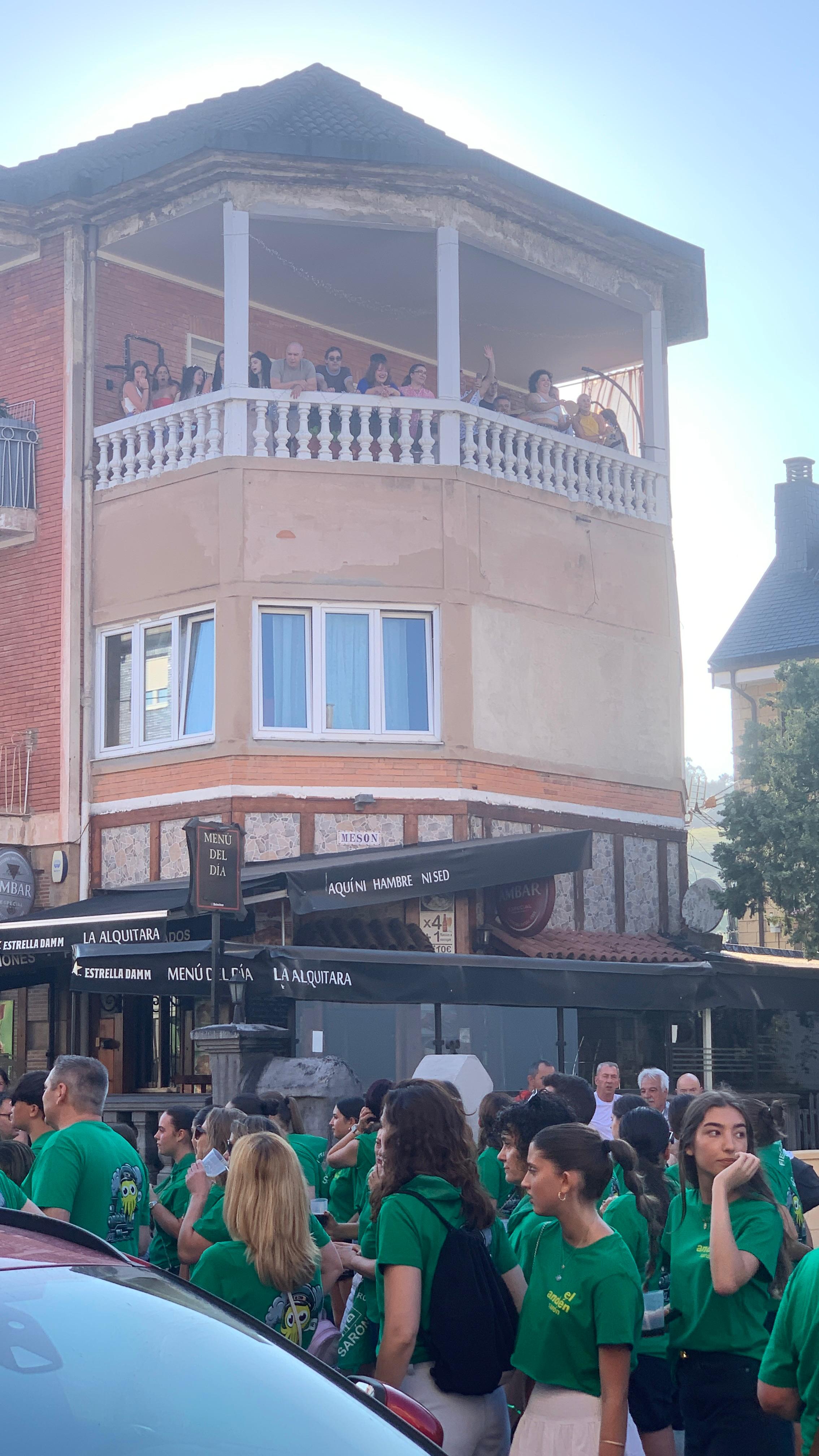 Sarón desata la fiesta con las peñas