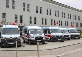 Ambulancias de Diavida aparcadas en la entrada de Valdecilla Sur, durante los paros de la semana pasada.