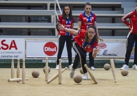 Sara Liaño birla para Deva, con Tamara Santamaría, Iris Cagigas y Lucía García, al fondo.