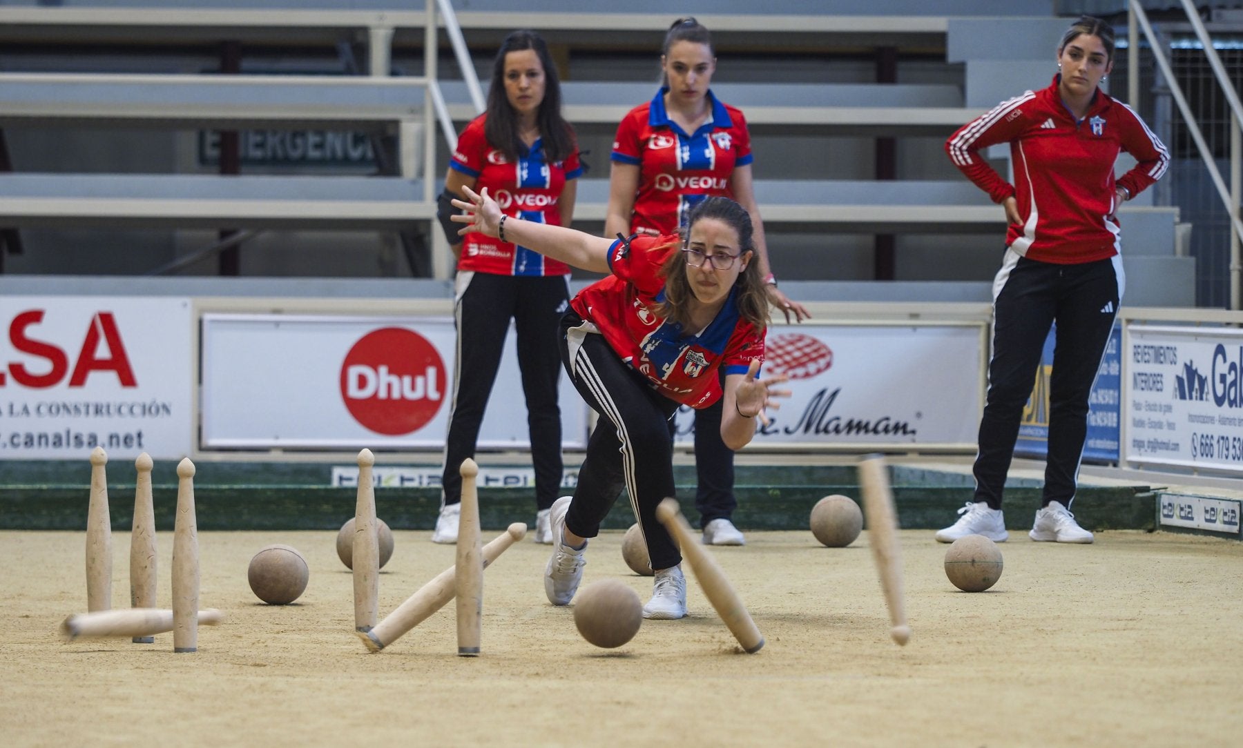 Sara Liaño birla para Deva, con Tamara Santamaría, Iris Cagigas y Lucía García, al fondo.