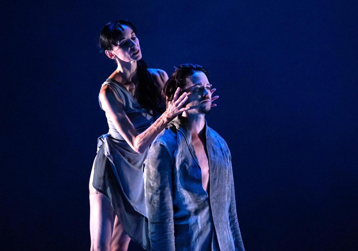 Lucía Lacarra y Matthew Golding, en uno de los momentos de 'Fordlandia'.