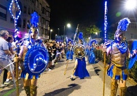 Grupo disfrazado desfilando en el Carnaval de Verano de Noja el pasado agosto.