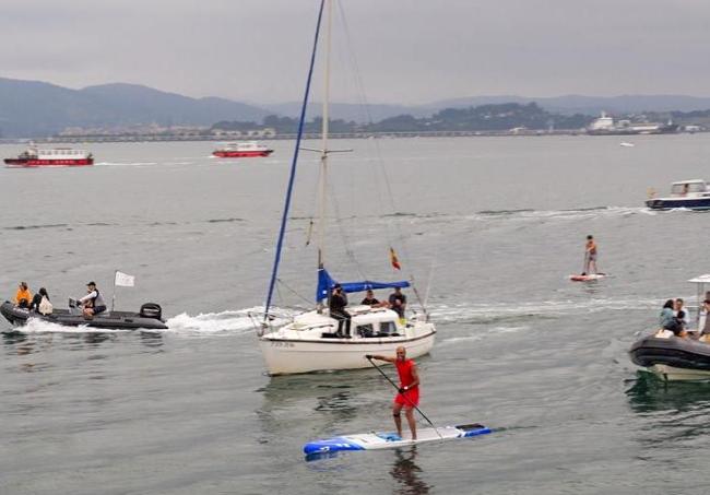 Borja Ortiz, en plena travesía, junto a su barco de apoyo.