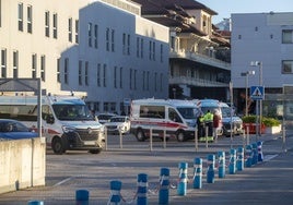 Ambulancias en el Hospital de Valdecilla, en Santander