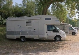 Imagen de archivo de autocaravanas aparcadas en Mataleñas.