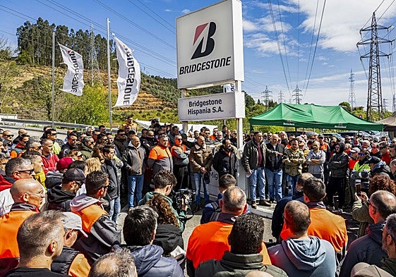 La plantilla en una de las manifestaciones que se produjeron en los accesos a la planta de Puente San Miguel.