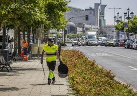 Jesús Ruiz, empleado de limpieza del Ayuntamiento de Santander, en el mediodía de ayer, en el Paseo de Pereda.
