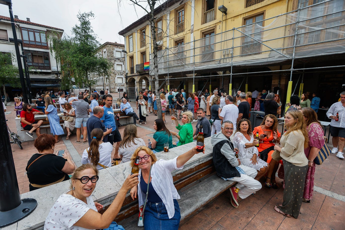 Decenas de clientes saludan y brindan por el bar de la Bolística, este lunes, en la fiesta de despedida organizada por el establecimiento, en la plaza Baldomero Iglesias.