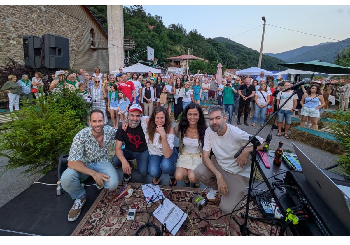 Artistas participantes en Espinama Suena con el público de fondo