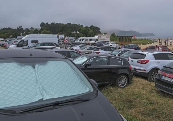 Así lucía este lunes el aparcamiento gratuito de la playa de Oyambre, en pleno Parque Natural.