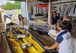 La presidenta del Grupo de Acción Costero y alcaldesa de San Vicente, Charo Urquiza, entregando el nuevo material.