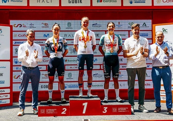 Lucía Ruiz, segunda por la izquierda, con su plata en la prueba de ruta sub-23.
