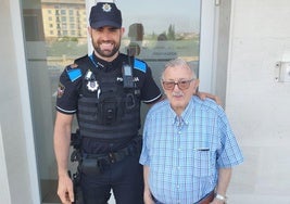 El agente Raúl Fernández junto a José Luis Dávila, el vecino al que salvó la vida en mayo.