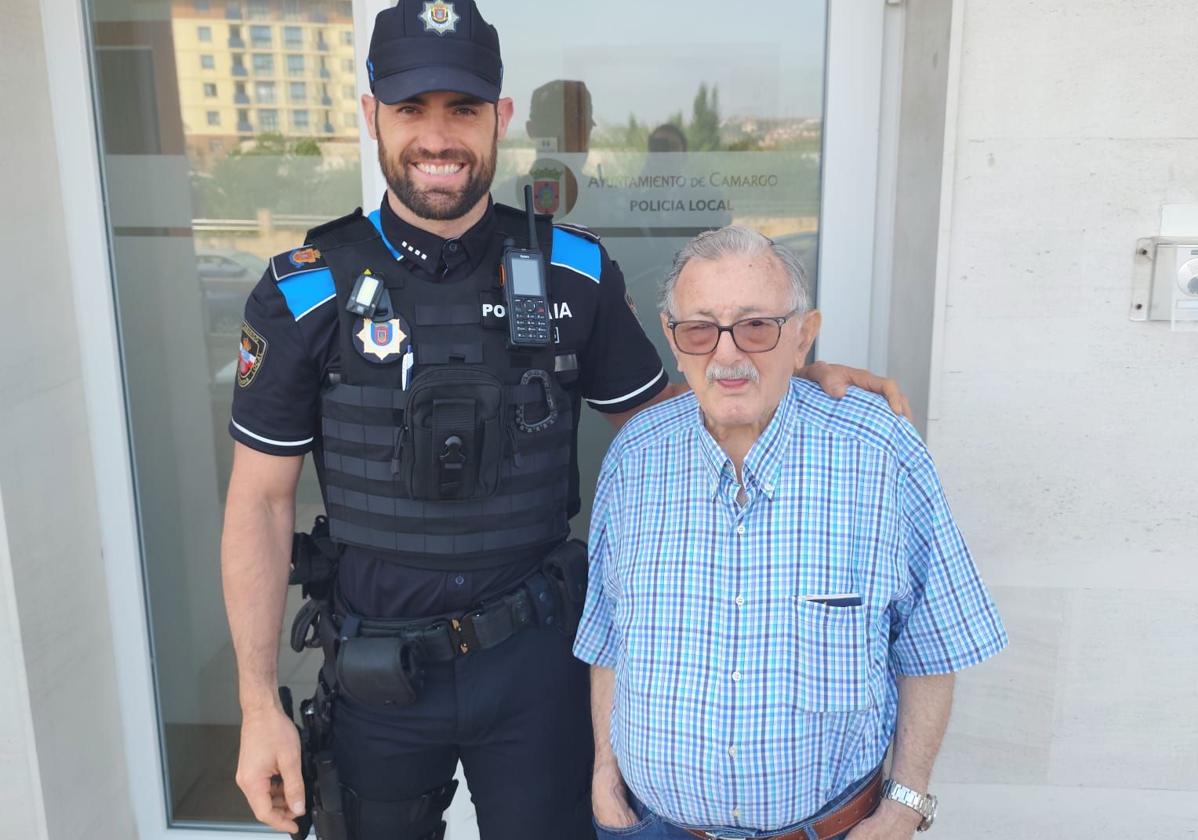 El agente Raúl Fernández junto a José Luis Dávila, el vecino al que salvó la vida en mayo.