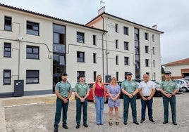 La delegada del Gobierno en Cantabria, junto a miembros del equipo de Gobierno y de la Guardia Civil.