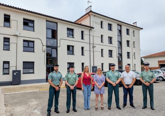 La delegada del Gobierno en Cantabria, junto a miembros del equipo de Gobierno y de la Guardia Civil.