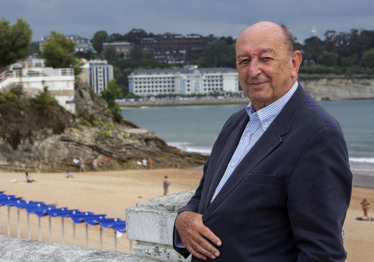 El galardonado Tomás Epeldegui, posa para una fotografía en El Sardinero, en Santander.