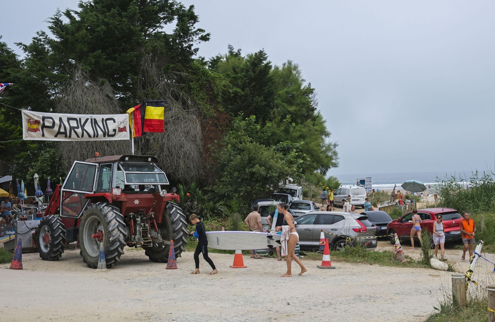 Aparcamiento en Oyambre. También es un espacio protegido y tampoco se nota mucho en verano.