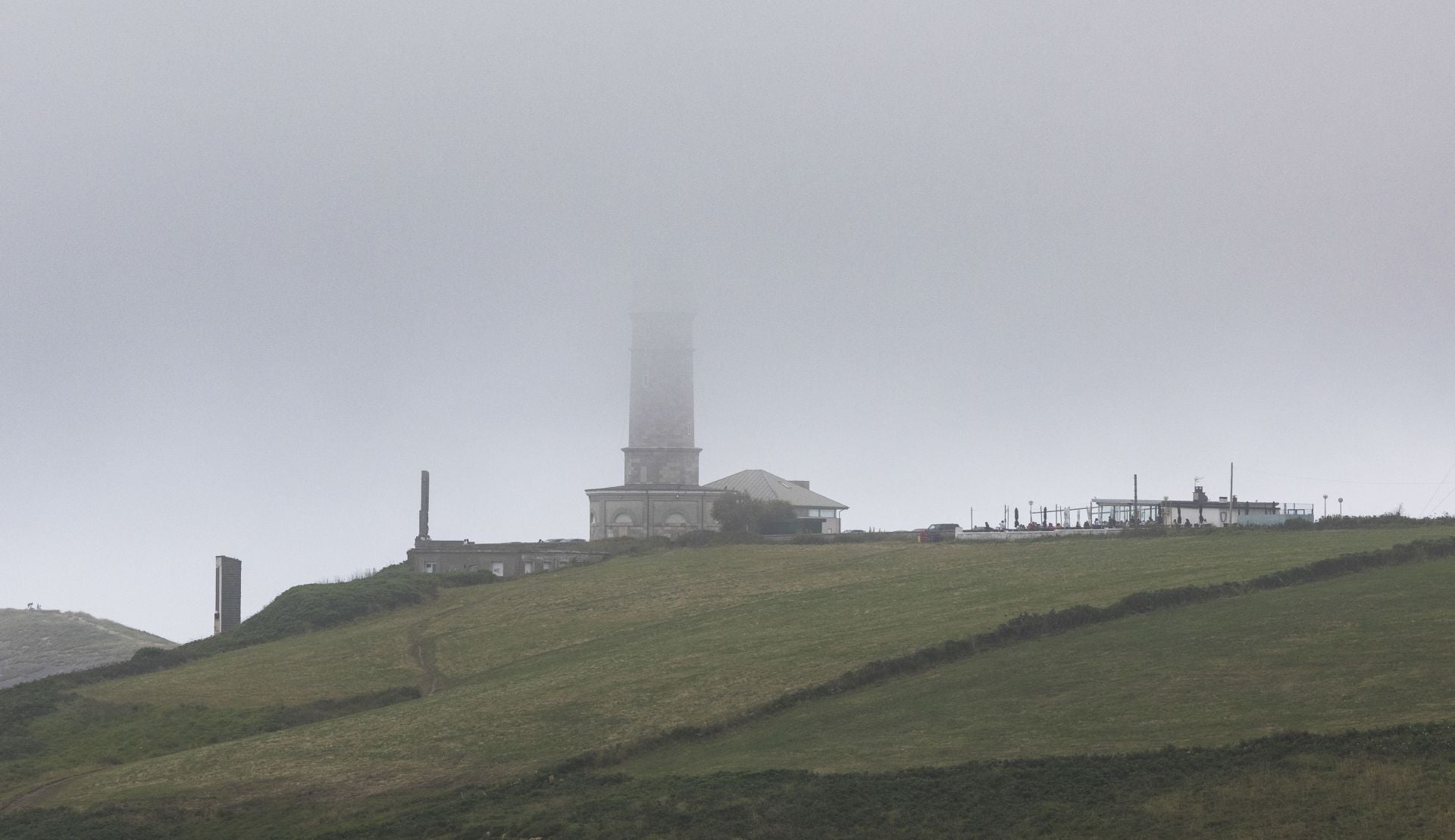 El faro de Cabo Mayor, en Santander, cubierto por la niebla en la mañana de ayer.