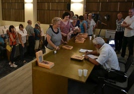 Colas para que Ludovico Rodríguez firmara su libro en San Felices.