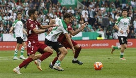 Pablo Rodríguez controla el balón en el encuentro ante el Castellón en los Campos de Sport de esta pasada temporada.