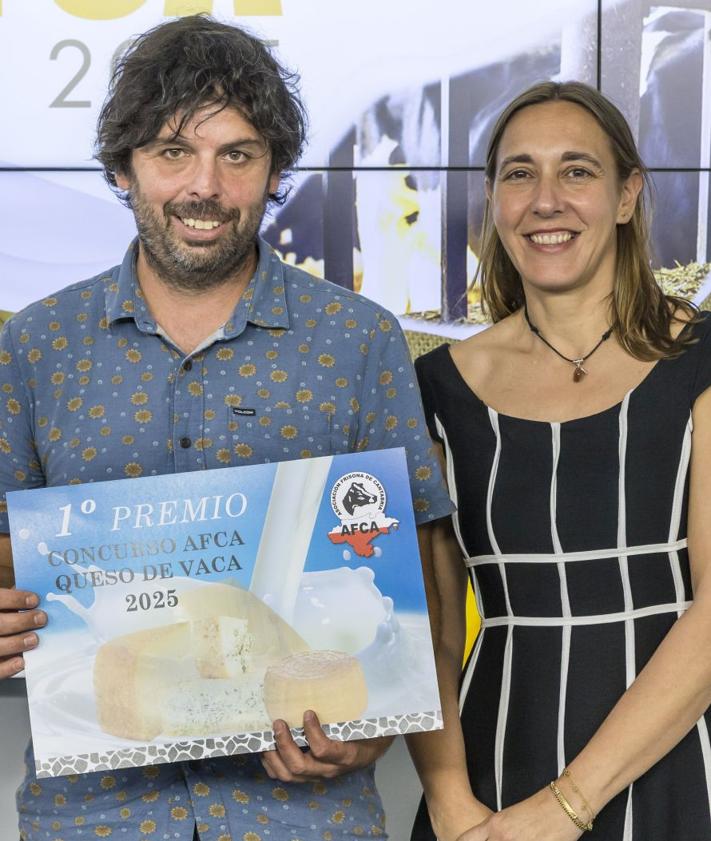 Imagen secundaria 2 - Elías Diego -mejor sobao de Cantabria y premio AFCA a la mejor quesada- y Raúl Gómez Tresgallo -premio AFCA al mejor queso de Cantabria elaborado con leche de vaca- con Fernando Ruiz, gerente de AFCA y Ana Belén Benarroch, responsable de comunicación.