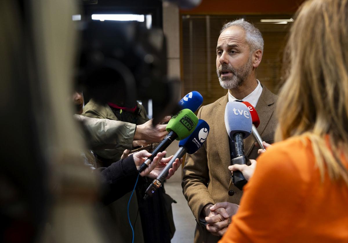 El consejero de Educación, Sergio Silva, atiende a los medios de comunicación en el Interfacultativo de la Universidad de Cantabria (UC)