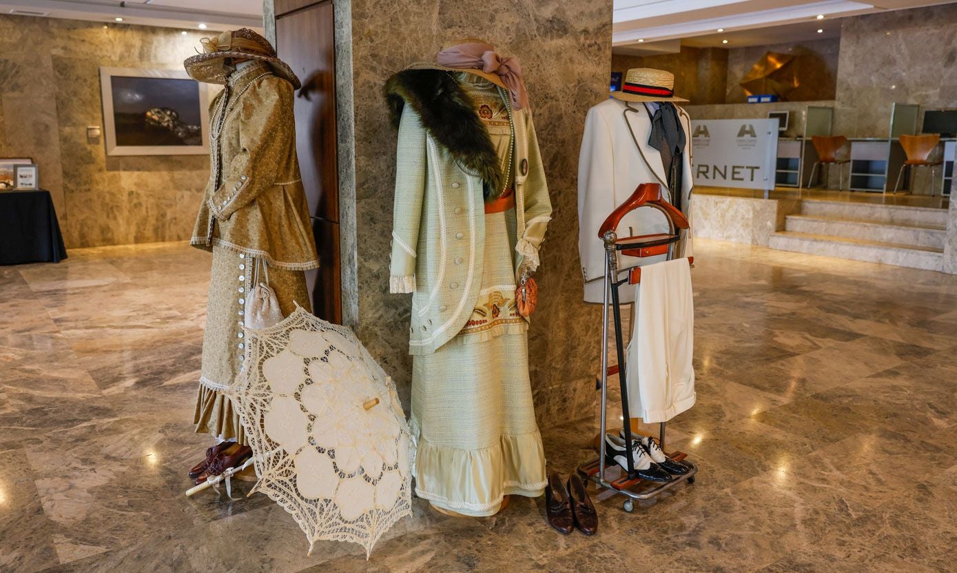 Tres de los trajes de época expuestos en el hotel Santemar confeccionados por la modista cántabra María José Mínguez.