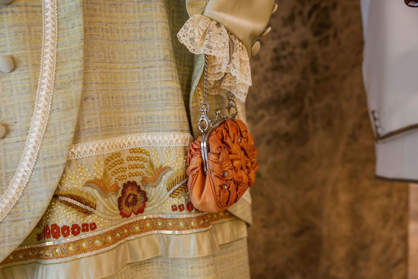 Bolso naranja típico de la época, conocido como 'ridículo'.