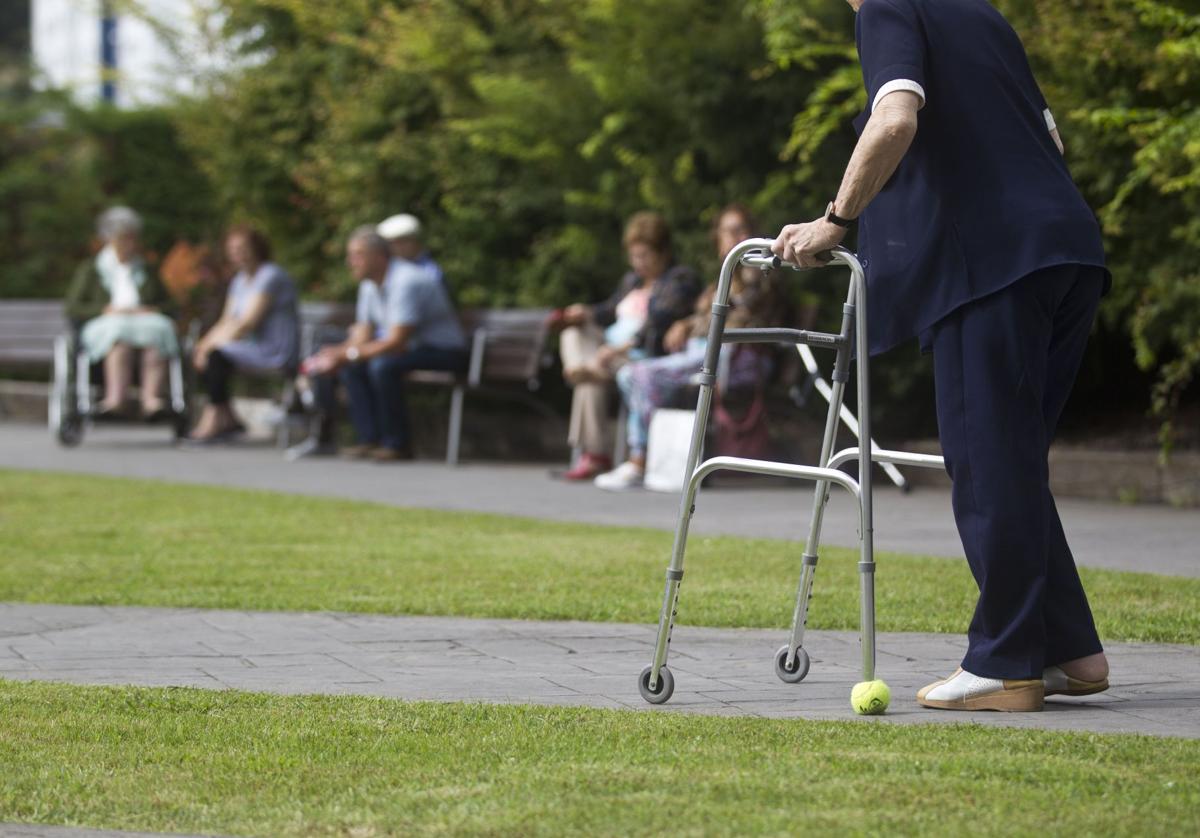 Usuarios de una residencia de la tercera edad en Maliaño.