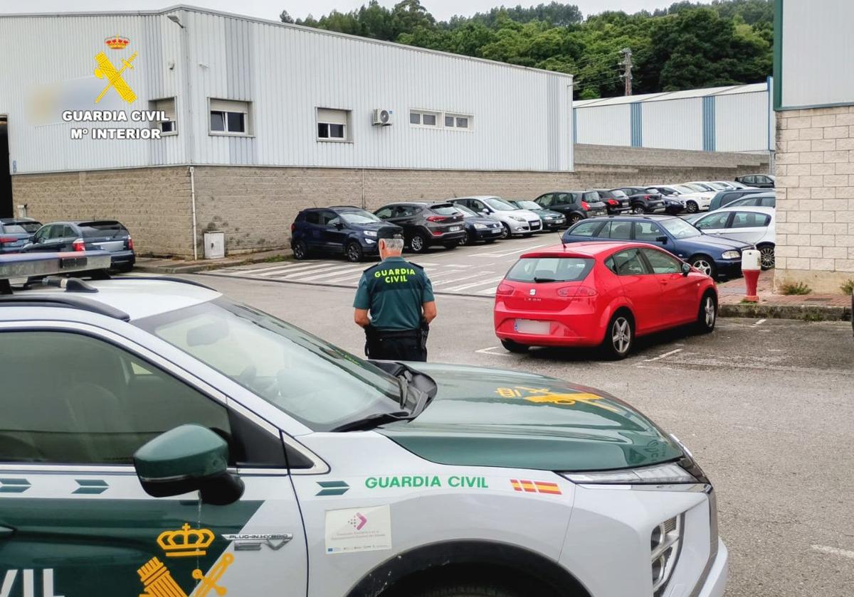 Agreden a un hombre para robarle su coche y obligan a otro a sacar 2.000 euros de un cajero