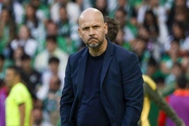 El entrenador del Racing, José Alberto López, en El Sardinero.