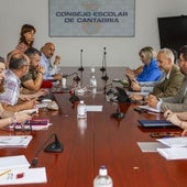 La Junta de Personal Docente y el consejero, Sergio Silva, junto a miembros de la Consejería de Educación, durante la reunión.