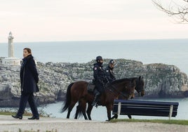 Agentes a caballo, con Mouro de fondo