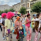Desfile Hippie por las principales calles de Laredo.