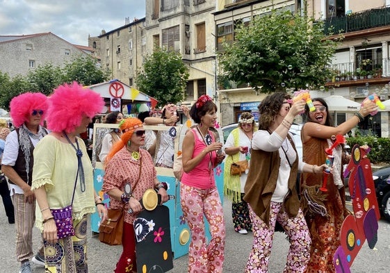 Desfile Hippie por las principales calles de Laredo.