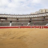 Operarios trabajan en la puesta a punto de Cuatro Caminos y para extender la nueva arena llegada para adecuar el ruedo.