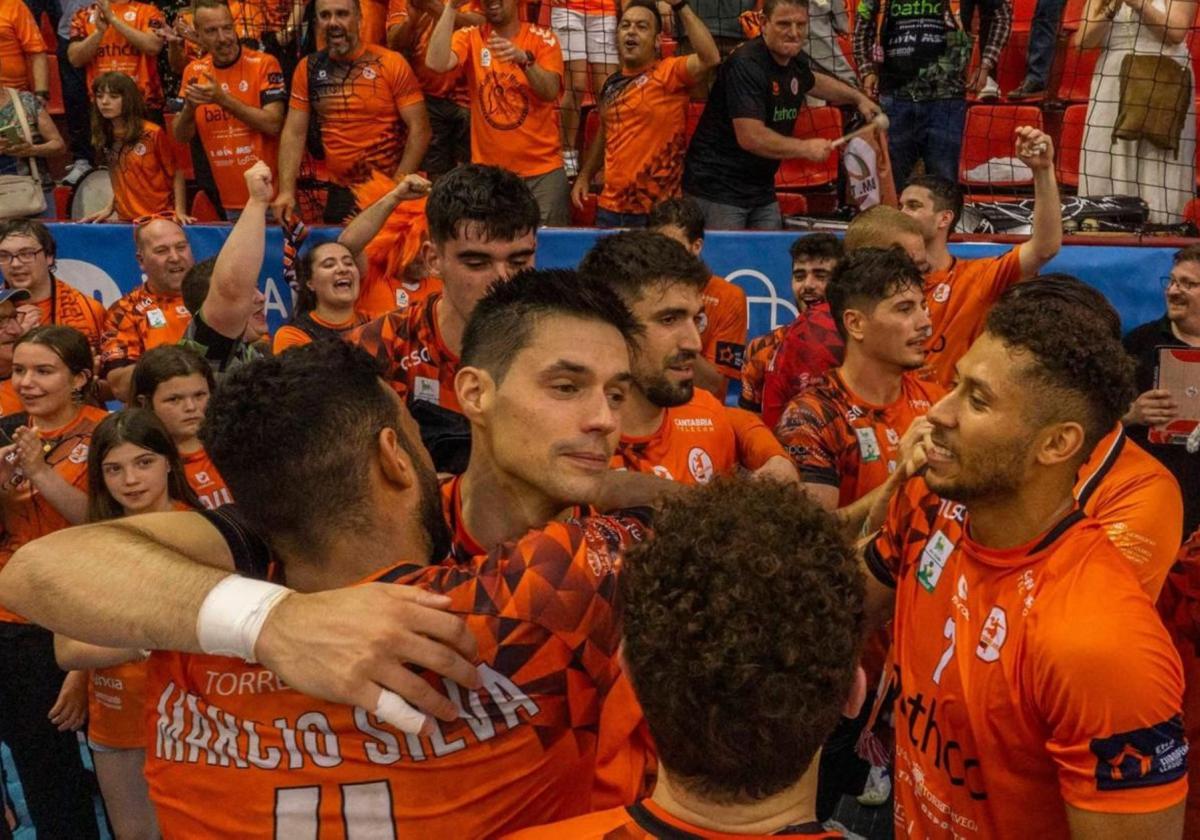 Ángel Fernández y suscompañeros celebran eltercer puesto que lesdevolvía a Europa.