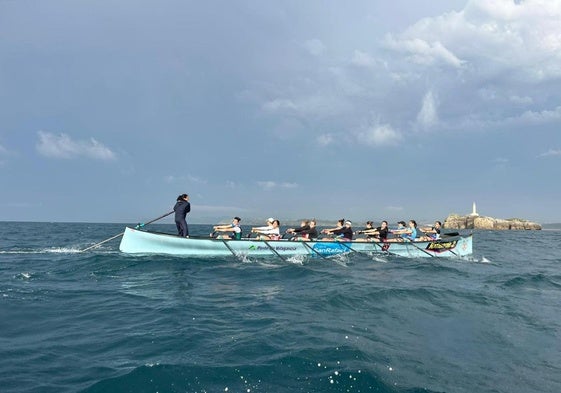 Entrenamiento en Santander a bordo de la trainera de Vilaxoán.