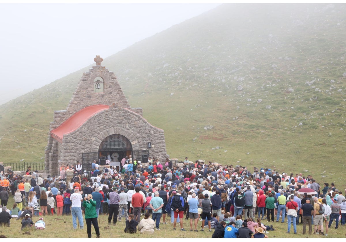 Imagen principal - Celebración religiosa en la ermita, niñas y jóvenes del Aula de Cultura Tradicional del Valle de Camaleño, y una de las carreras de la rosca en la pradería de Campomenor