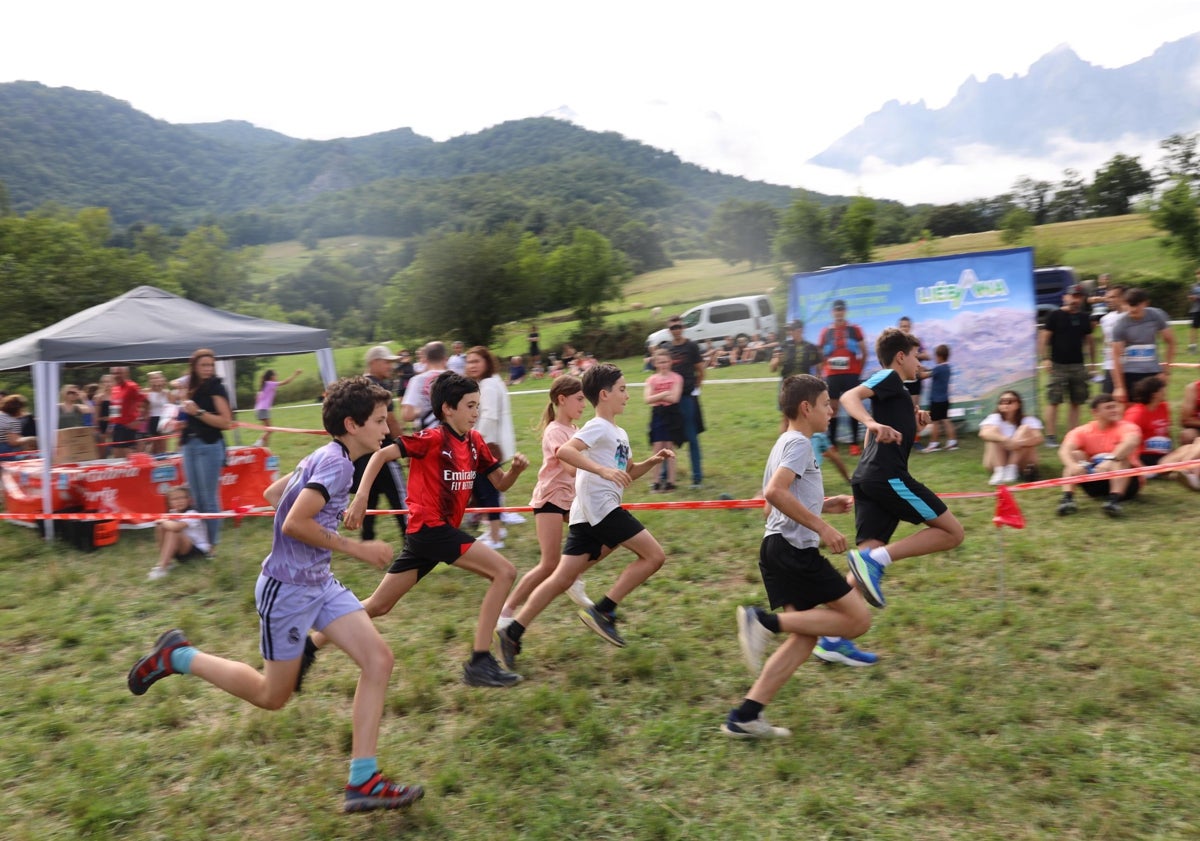 Imagen principal - Una de las carreras infantiles, así como numeroso público que sigue las carreras, y un grupo de senderistas realizando la ruta Bajo Picos