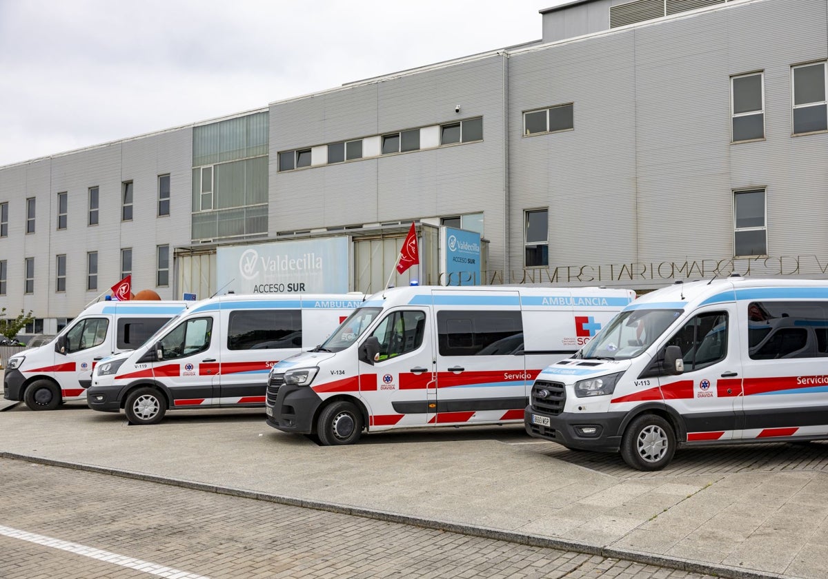 Ambulancias de la empresa Diavida, a las puertas de Valdecilla Sur.