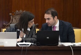 La alcaldesa Gema Igual junto a Javier García, concejal de Economía y Fondos Europeos de Santander.